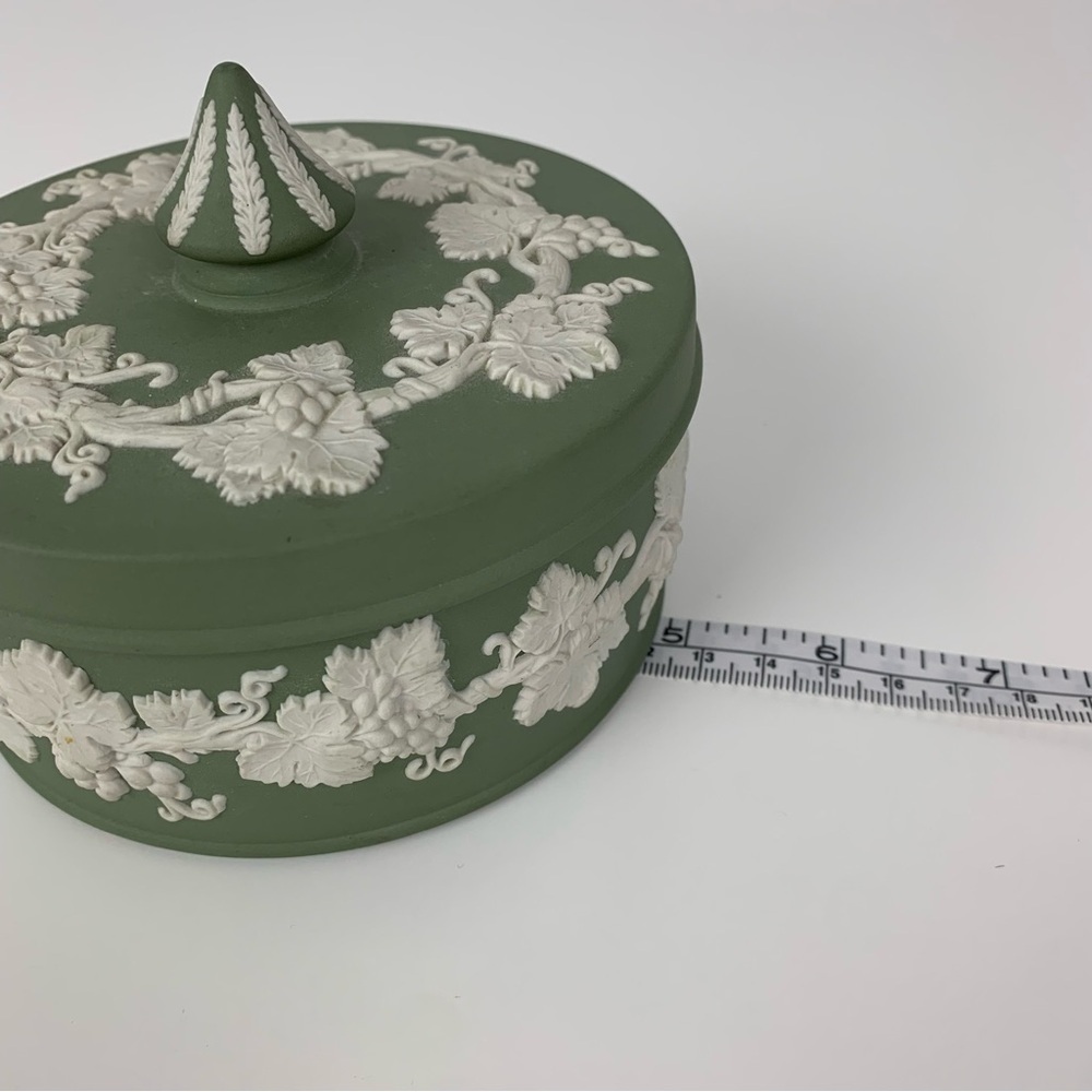 Wedgwood Sage Green Jasperware Lidded Round Box Large 5" Spike Knob Vtg Vines - Picture 14 of 16
